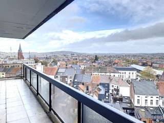 <p>Goedgelegen op 1 minuut van het station: ruime degelijk appartement met 2 slaapkamers en een terras genietend van een magnifiek uitzicht. <br /><br />INDELING: inkom met ingebouwde kasten, grote leefruimte (mooi parket) met toegang naar het terras, keuken, 2 slaapkamers, badkamer, toilet en berging. Handige extra kelderberging. <br /><br />Ideale investering, of als instap-appartement voor een single.<br /><br />Bezoek na afspraak met Immo Beguin: info@immobeguin.be</p>