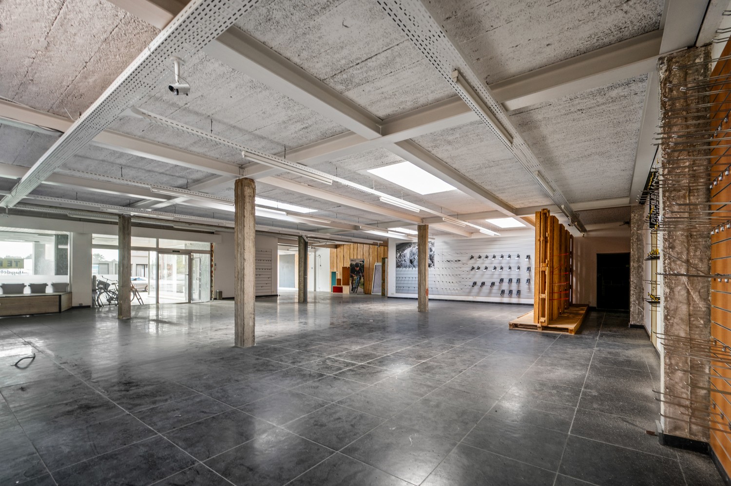 Ruim handelspand van 458 m² met woonst, garage en tuin te Duffel - foto 5