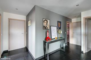 *** Bekijkt U dit appartement via een aanverwante website? Surf dan naar … en klik op volgende link voor het INTERACTIEF GRONDPLAN: https://grondplan.matisimmo.be/grondplan/?map=LanakenBroekstraat46B4 ***<br /><br />Op slechts 5 minuten wandelen van het centrum van Lanaken is dit uitzonderlijk ruim appartement gelegen. Omgeven door allerlei faciliteiten op wandelafstand en dichtbij domein Pietersheim (minder dan 10 minuten rijden) voor fijne fiets- en wandelroutes, een speeltuin en de kinderboerderij. Dankzij de nabijgelegen gewestwegen geniet men van een uitstekende bereikbaarheid richting Maastricht, Genk, Hasselt en Maasmechelen. Bovendien bevindt het gezellige centrum van Maastricht zich op slechts 15 minuten rijden.<br /><br />Het appartement is gelegen op de 3<sup>de</sup> & 4<sup>de</sup> verdieping en is bereikbaar met zowel de lift als via de trappenhal.<br /><br />Bij het betreden van het appartement komen we terecht in de inkomhal die voorzien is van een apart toilet. Verder geeft de inkomhal toegang tot het ruime woongedeelte en 2 slaapkamers. Één van de slaapkamers is voorzien van een leidingkoker waardoor men in deze kamer ook een badkamer kan inrichten. Dit maakt het aangenaam en praktisch wonen doordat men op 1 verdieping gebruik kan maken van alle faciliteiten.<br />Het woongedeelte is ingedeeld met een opmerkelijk ruime woonkamer en open keuken. De keuken is volledig ingericht en voorzien van een eiland en een kastenwand met veel kastruimte. Dankzij de grote raampartijen geniet men van optimaal daglicht en heeft men zicht op het aanpalend terras dat toegankelijk is vanuit de keuken en woonkamer.<br />Tevens is er nog een praktische berging voorzien vlak aan de keuken.<br /><br />Via de trap in de woonkamer bereikt men de bovengelegen verdieping waar nog 3 slaapkamers ingericht zijn. Daarbuiten treft men op deze verdieping 2 ingerichte badkamers waarvan één voorzien met een hoekbad, douche en wandmeubel met dubbele lavabo en de andere voorzien van een douche, wandmeubel met lavabo en een aansluiting voor het wasmachine.<br />Verder geeft de nachthal nog toegang tot het apart toilet en een gezellig, ingesloten terras dat grotendeels overdekt is.<br /><br />Gezien het aantal slaapkamers kan het appartement de ideale stek vormen voor grotere gezinnen, ook qua parkeermogelijkheden is hierop afgestemd. Zo is er in de ondergrondse verdieping een dubbele (afgesloten) garage voorzien. Optioneel kan er nog een tweede afgesloten garage aangekocht worden.<br />Tot slot behoren er nog twee praktische kelderbergingen tot het appartement.<br /><br />Het appartement heeft een gunstig EPC label B waardoor er geen renovatieplicht van toepassing is.<br /><br />Wilt u graag de mogelijkheden van dit appartement zelf komen bezichtigen? Neem dan vrijblijvend contact op met ons kantoor via 089/44.00.00 of info@matisimmo.be<br /><br />De vermelde woonoppervlakte is steeds de bruikbare vloeroppervlakte overgenomen uit het EPC-verslag.<br /><br />Bestuursmaatregelen in het maatregelenregister: nee<br />