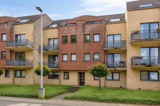 <strong>Instapklaar appartement met zonnig terras van 16 m² op toplocatie in Leuven</strong><br /><br />Op zoek naar een instapklaar appartement op een uitstekende locatie in Leuven? Dan is dit verzorgd 2-slaapkamerappartement met ruim terras, berging en autostaanplaats zeker een bezoek waard. Gelegen nabij UZ Leuven Gasthuisberg, het centrum van Leuven, openbaar vervoer en belangrijke invalswegen, combineert dit appartement een rustige ligging met een uitstekende bereikbaarheid.<br /><br />Via de inkomhal komen we terecht in de lichtrijke leefruimte met open keuken. Grote raampartijen zorgen voor een aangenaam gevoel van ruimte en verbinden binnen moeiteloos met buiten. De absolute troef is zonder twijfel het ruime terras van maar liefst 16 m². Dankzij de zuidgerichte oriëntatie en het open zicht geniet u hier de hele dag van zon en rust – een zeldzame troef op deze locatie.<br /><br />Verder beschikt het appartement over twee slaapkamers, (waarvan 1 met balkon) een badkamer, een apart toilet en een praktische berging.<br /><br />Extra troeven: de condenserende gasketel werd vernieuwd in 2024 en de elektrische installatie is conform. De overdekte staanplaats en privé kelderberging zitten inbegrepen in de prijs. <br /><br />Location, location, location! Rustig wonen en toch alles binnen handbereik: Leuven centrum, Gasthuisberg, winkels, openbaar vervoer en de E40/E314 bevinden zich op korte afstand.<br /><br />Een ideale opportuniteit voor eigen bewoning of als investering op een gegeerde locatie in Leuven.<br /><br /><strong>Interesse? Contacteer Anne-Leen via 0495 13 81 11 voor meer informatie of een bezoek.</strong>