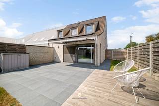 Halfopen bebouwing opgeleverd in het jaar 2019 op een groot perceel van quasi 600 m². Dit huis is prachtig gelegen in de Polders tussen Lissewege en Blankenberge, landelijk met een vlotte verbinding naar zowel Brugge als de kust. <br /><br />Het huis is ingedeeld als volgt: Inkom met gastentoilet, een grote en zonnige woonkamer met directe aansluiting naar het zonneterras en de zuidgerichte tuin. Verder een halfopen en compleet ingerichte keuken met bijkeuken en wasplaats. <br /><br />Op de verdieping zijn er drie slaapkamers en een moderne badkamer met ligbad en inloopdouche. Ook op de verdieping is er een apart toilet. De zolder dient als opbergruimte. <br /><br />Prachtige tuin op 598 m² grond. Perfect gericht naar de zon met zonneterrassen en een extra grote tuinberging. Parking voor meerdere wagens. Uitweg naast het huis, elektrische zonneluifel, vliegenraam, zonnepanelen, 10.000 liter regenwater .... . <br /><br />Energielabel A - Conforme elektrische installatie - asbestvrij.<br /><br />Te bezichtigen op afspraak met Willem Cauwels op TEL 050.89.27.70