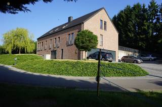 <p><strong>Advertentie te koop Bedrijf + Vastgoed</strong></p><p>Te koop: <strong>Bedrijf met onroerend goed</strong> bestaande uit twee <strong>verhuurde woonhuizen</strong> met een uitstekend huurrendement en hoogwaardige voorzieningen.</p><h3>Details van de huizen:</h3><p>Elk huis is zorgvuldig uitgerust en heeft:</p><ul><li><p><strong>Begane grond:</strong> Entree, hal, bijkeuken, garage, grote kelder</p></li><li><p><strong>1e verdieping:</strong> Overloop, ruime woonkamer, inbouwkeuken, aparte WC, studeerkamer, terras, tuin</p></li><li><p><strong>2e verdieping:</strong> Overloop, WC, badkamer, 3 slaapkamers</p></li></ul><h3>Financiële voordelen :</h3><ul><li><p><strong>Geld</strong> beschikbaar op lopende rekening: €60.000</p></li></ul><p>Deze eigendommen vertegenwoordigen een uitzonderlijke kans om een vastgoedportefeuille van hoge kwaliteit te combineren met een benijdenswaardige financiële structuur. Ideaal voor investeerders of ondernemers die hun bedrijf willen ontwikkelen en tegelijkertijd financiële stabiliteit willen garanderen.</p><p>Neem voor meer informatie rechtstreeks contact met mij op. 💼</p>