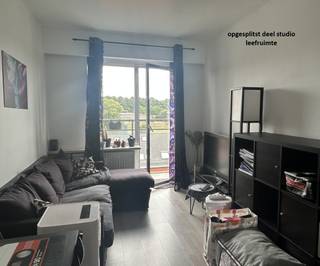 Deze mooi gerenoveerde studio bevindt zich op de vierde verdieping van een verzorgd en netjes onderhouden gebouw aan de Naamsesteenweg in Heverlee. De studio beschikt over een lichtrijke leefruimte met open keuken, een aparte slaapkamer en een badkamer uitgerust met douche, lavabo en toilet. Het ruime terras, dat zich uitstrekt over de volledige breedte van de studio, biedt een aangename buitenruimte.<br />De ligging is bijzonder gunstig: op korte afstand van Heverleebos en in de nabijheid van verschillende universitaire campussen. Ook de bereikbaarheid met zowel de wagen als het openbaar vervoer is uitstekend. Dankzij de combinatie van comfort, praktische indeling en strategische locatie vormt deze studio een ideale woonst of investering.