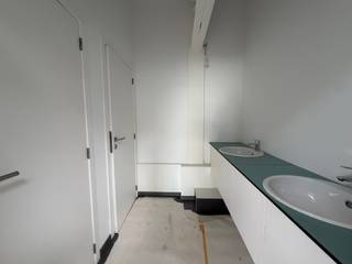 Découvrez cet espace professionnel de ±270 m², offrant de beaux volumes et une grande flexibilité d’aménagement. Idéal pour des bureaux, un...