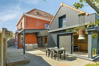 Ontdek dit huis tijdens de Pre-sale zaterdag 17/10 van 9u tot 10u30, enkel op afspraak!<br /><br />Instapklare halfopen woning met 4 kamers, 2 badkamers, garage en zonnige tuin gelegen in centrum Desselgem. De woning behaalt een gunstige EPC-score A en geniet dankzij haar centrale ligging van een uitstekende bereikbaarheid.<br /><br />INDELING<br /><br />Via de inkomhal met gastentoilet komt u in een eerste ruimte, die momenteel is ingericht als bureau. Inbouwkasten aanwezig. Deze ruimte staat rechtstreeks in verbinding met de leefruimte.<br /><br />Vervolgens komen we in de ruime en lichtrijke leefruimte, die mooi aansluit op de open keuken met alle voorzieningen en eetruimte. Deze ruimtes zijn voorzien van grote schuiframen. Hierdoor geniet u vanuit de keuken en eetplaats van een aangenaam zicht op de tuin en het terras.<br /><br />Het gelijkvloers beschikt over een massief parket in eikenhout.<br /><br />Op de eerste verdieping bevinden zich twee ruime en lichtrijke slaapkamers. Eén slaapkamer werd voorzien van inbouwkasten. Op deze verdieping is er ook een badkamer met wastafel, toilet en douche.<br /><br />De tweede verdieping biedt nog twee slaapkamers, op heden ingericht als kinderkamers en een tweede badkamer. Beide kamers zijn voorzien van een velux met rolluik. Tweede badkamer met wastafel, toilet en bad. Onder het schuine dak werden inbouwkasten gemaakt. Alle ruimte wordt benut.<br /><br />De woning beschikt daarnaast over een droge kelder, en berg/wasplaats die aansluit op de keuken. <br /><br />Op het terras werd er recent een overkapping geplaatst en een zonneluifel. Zo geniet u in de zomer van een schaduwrijk terras.<br /><br />Een bijkomende troef is de ruime garage met fietsenstalling, die zorgt voor een extra parkeerplaats en bergruimte. Vooraan de woning is er plaats voor 2 auto's.<br /><br />ALGEMENE INFO<br /><br />- EPC A<br />- Nieuwe leidingen<br />- Vernieuwde elektriciteit<br />- Vernieuwd en geïsoleerd dak<br />- Spouwmuurisolatie<br />- 15 zonnepanelen<br />- PVC-ramen met dubbele beglazing<br />- Vliegenramen en zonnescreens<br />- Zonneluifel <br />- Overal Luxaflex lamellen voorzien <br />- Regenwater 13.000L <br />- Nieuwe ruime garage + fietsenberging<br /><br />TROEVEN<br /><br />- EPC A<br />- Instapklaar<br />- Gunstige centrale ligging<br />- Lichtrijke leefruimtes<br /><br />* Eigendom beschikbaar vanaf 15/07/2027 zonder bezettingsvergoeding<br /><br />De eigendom wordt aangeboden via de Pre-sale formule. Op 17/10/2026 tussen 09:00 en 10:30 kan u het huis op afspraak komen bezichtigen en een bod uitbrengen. De vermelde prijs is een instelprijs. Voor meer info, gelieve contact op te nemen met de dossierverantwoordelijke.<br /><br />Bestuursmaatregelen in het maatregelenregister: in aanvraag