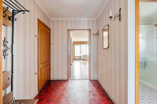<p>Rustig gelegen binnen de ring van Leuven ligt op de 4de verdieping dit ruime 2-slaapkamerappartement met zuid-gericht terras.<br />Het appartement bevindt zich op de 4de verdieping en heeft een grote leefruimte met toegang tot de keuken en het zonnig, zuid-gericht terras.<br /><br /><br />Verder beschikt het appartement over een badkamer met douche, apart toilet en 2 ruime slaapkamers. Beide gelegen aan de rustige achterzijde van het gebouw. In de kelder bevindt zich de private berging.<br /><br /><br />Tevens is het verplicht om een afgesloten garagebox achter het gebouw bij te huren voor 100€/maand.<br />Maandelijkse provisie: 170€/maand (gemeenschappelijke kosten, voorschot op verbruik water en gas). Elektriciteit via individuele meter.<br /><br /><br />Troeven:<br />- ruim appartement met praktische indeling<br />- zuid gericht terras<br />- 2 grote slaapkamers<br />- apart toilet<br />- private kelderberging<br />- Verplicht om garagebox bij te huren (100€/maand)<br />- Onmiddellijk beschikbaar</p>