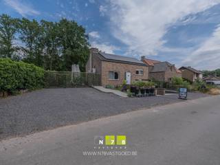 <p><strong>VRIJSTAANDE SPLIT-LEVEL WONING MET 4 SLAAPKAMERS OP EEN PERCEEL VAN 4A82CA OP EEN RUSTIGE LOCATIE TE DILSEN-STOKKEM (LANKLAAR)<br /><br /></strong></p>
<span><strong>TROEVEN<br /></strong>- <span>Gelegen op een rustige locatie nabij de Zuid-Willemsvaart te Lanklaar. <br />- Dichtbij Maasmechelen Village en het Nationaal Park Hoge Kempen. (fietsroutes,wandelpaden,...)<br />- De woning werd grondig gemoderniseerd en voorzien van alle comfort! </span><br />- Elektriciteit is conform!<br />- De woning is uitgerust met het nodige leidingwerk voor radiatoren en het warmtepompsysteem. <br />- Goede EPC-waarde: C-klasse!<br />- Voorzien van alle moderne technieken: laadpaal, 18 zonnepanelen, rolluiken, airco,... <br />- Verschillende terrassen en ruime veranda aan de achterzijde van de woning. <br />- Veel parkeermogelijkheden aan de voorzijde van de woning. <br /><strong><br />KELDERVERDIEPING -1<br /></strong>- Inpandige garage op straatniveau <span>(4,00m x 6,70m = 26,80m²): momenteel ingericht als ontspanningsruimte, automatische sectionaalpoort, elektrische verwarming, maatkast met lavabo, plafondpanelen, raampartijen, dompelpomp put garage, tegelvloer.<br /></span>-Bergruimte onder de trap <span>(1,15m x 0,89m = 1,02m²). </span><br />-Wasruimte (3,77m x 5,21m =19,64m²): muren geïsoleerd, ventilatie, elektrische boiler, aansluiting wasmachine/droogkast, raampartij, tegelvloer. <br />-Bergruimte (3,10m x 4,00m =12,40m²): grondwaterpomp. <br /><strong><br />GELIJKVLOERS 00<br /></strong>- Inkomhal (2,00m x 1,60m = 3,20m²): vestiairekast, steentapijt. <br />- Woonkamer <span>((3,85m x 6,28m) + (1,25m x 4,62m) + (4,20m x 2,50m) =41,76m²): pelletkachel, inbouwkasten, airco, veel natuurlijk lichtinval dankzij de raampartijen, trap naar verdieping 1, trapje naar de keuken en hal, steentapijt. </span></span><br /><span>- Keuken (3,96m x 3,40m = 13,46m²): geïnstalleerd met onder-bovenkasten, spoelbak, combi-oven, stoomoven, wijnkoeler, vaatwasser, koelkast, afzuiging, airco, steentapijt. <br /></span><span>- Hal <span> (0,96m x 9,33m = 8,96m²): luik naar de zolder, steentapijt.</span></span><br /><span>- Badkamer </span><span>(2,79m x 2,10m = 5,86m²): ingericht badkamermeubel met dubbele lavabo, lades, kolomkast, spiegelkasten; inloopdouche, toilet, elektrische verwarming, afzuigventilatie, tegelvloer. <br />- Slaapkamer 1 (2,83m x 2,39m = 6,76m²): inbouwkasten, elektrische verwarming, steentapijt. <br />- Slaapkamer 2 ((2,55m x 2,83m= 7,22m²): inbouwkasten, elektrische verwarming, steentapijt. <br />- Slaapkamer 3 of 2 (3,10m x 3,33m = 10,32m²): inbouwkasten, airco, elektrische verwarming, steentapijt. </span><br /><br /><span><strong>VERDIEPING</strong> <strong>+01 </strong></span><span><br />- Slaapkamer 4 (4,00m x 4,92m = 19,68m²): bereikbaar via houten trap in de woonkamer, airco, dakvenster, inbouwkasten, steentapijt. <br /></span>- Zolder <span>(3,63m x 3,62m = 13,14m²): polyvalente ruimte. </span><br /><br /><span><strong>EXTERIEUR<br /></strong></span>- Veel parkeerplaatsen aan de voorzijde van de woning. <br /><span>- Aangelegde voortuin.<br />- Volledig omheinde tuin.<br />- Terras links 1<span>: zonneluifel, beklinkerd. <br /></span>- Overdekt terras 2 aan de achterzijde met zicht op de achtertuin <span>(2,80m x 9m = 25,20m²).<br />- Terras rechts 3: beklinkerd zonneterras. <br /><br /></span></span><strong>DIVERSE VERNIEUWINGEN | </strong>keuken, slaapkamers, woonkamer, badkamer,.... <br />
<p>Bekijkt u deze advertentie via een aanverwante vastgoedsite, surf dan zeker naar onze website <strong>www.N78vastgoed.be</strong> voor een uitgebreide beschrijving en foto's. <strong>Meer info: +32 (0)89 86 18 88 of info@N78vastgoed.be.</strong></p>