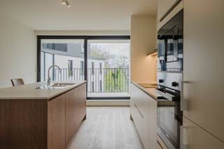 Dit nieuwbouwappartement maakt deel uit van residentie Residentie Sint-Amandus, uitstekend gelegen op de hoek van de Kortrijkstraat en de Harelbeekstraat, vlak bij de markt van Zwevegem. Dankzij deze centrale ligging bevinden bakkerijen, slagerijen, winkels, horecazaken en andere voorzieningen zich op wandelafstand.Indeling:- inkomhal met gastentoilet- woonkamer met open keuken- praktische berging- afzonderlijke bureauhoek- 2 slaapkamers, elk met hun eigen badkamer- badkamer voorzien van inloopdouche, dubbele lavabo en toilet- badkamer voorzien van inloopdouche en lavabomeubel- 2 terrassenTroeven:- gebruik van duurzame materialen- prachtige binnentuin- veel lichtinval door de grote raampartijen- winkels op wandelafstand- mogelijkheid tot aankoop autostaanplaats met elektrisch laadpuntVoor meer informatie, contacteer Valentine op 0493 25 32 62 of valentine.duquesne@dewaele.com