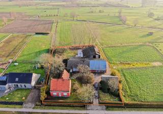 Bij het toekomen van deze te renoveren boerderij voel je direct een gezellige sfeer van weleer, de ruimte, rust en de verbinding met de natuur...