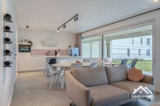 Dit nagelnieuw appartement is gelegen op de gelijkvloerse verdieping van een modern woningblok, en bereik je via de gemeenschappelijke inkom. Via je eigen inkomhal bereik je alle ruimtes in het appartement, te beginnen met het gastentoilet en een technische ruimte/wasplaats. Een glazen deur brengt je in de bijzonder lichtrijke leefruimte met open keuken. De grote schuiframen van gevel tot gevel geven een ongelooflijk ruimtelijk gevoel, en het uitzicht op het zeer grote overdekte terras en het iets verderop gelegen natuurgebied maken hier een echte "genietruimte" van. Naast de keuken is er een handige berging voorzien. De enige slaapkamer beschikt eveneens over een mooi uitzicht door de grote raampartij. De badkamer is voorzien van een stijlvolle inloopdouche en idem dito lavabomeubel. Je woont hier in een bijzondere omgeving, met zicht op prachtige natuur. Bij het appartement behoort bovendien een ondergrondse autostaanplaats die je kan aankopen voor €25 000, die je via de lift kan bereiken Het appartement wordt nu momenteel verhuurd dus ook een ideale investering! .Inschrijvingen via mail naar tommy@immo-home.be, geen telefonische inschrijvingen! Volg ons op Fb en insta. Voor meer info: www.immo-home.be GRATIS SCHATTING & GRATIS FINANCIEEL ADVIES