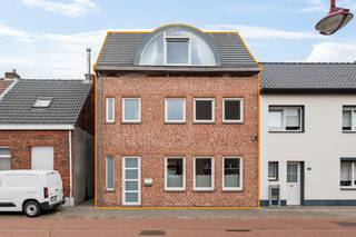 Deze ruime, instapklare woning is prima gelegen, midden in het centrum van Stabroek en dus vlakbij alle noodzakelijke voorzieningen. Niettemin woont u hier bijzonder rustig. U komt de woning binnen via een inkomhal op tegelvloer, die via een moderne, glazen deur uitgeeft op de ruime en lichte woonkamer. Mogelijkheid bestaat om in deze inkomhal een gastentoilet te installeren en er is verder nog een achterdeur, dewelke zorgt voor een rechtstreekse toegang tot de tuin. De eenvoudig ingerichte leefkeuken vormt samen met de woonkamer één open leefruimte. Een groot schuifraam achteraan zorgt voor een verbinding met het terras en de tuin. Verder is op het gelijkvloers nog een handige wasplaats met toilet voorhanden. Via de trap in de inkomhal bereikt u de bovenverdieping, waar zich 2 erg ruime slaapkamers en een badkamer met ligbad met douchescherm, toilet en 2 enkele wastafels met meubel bevinden. Een vaste trap leidt verder naar de volwaardige zolderverdieping. Deze werd momenteel ingericht als riante 3e slaapkamer, maar biedt heel wat mogelijkheden om verder in te richten of op te splitsen naar eigen wens. Het perceel heeft een totale oppervlakte van 371m². De diepe tuin met verhard terras en 2 tuinbergingen vormt een ideaal plekje om in alle rust van de buitenlucht te genieten.