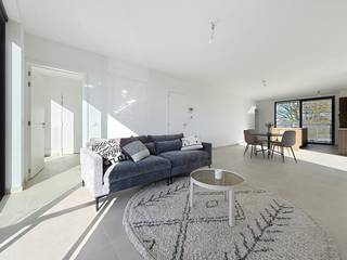 In het hart van Izegem, vlak bij winkels, openbaar vervoer en op korte wandelafstand van het Wallemotepark, vinden we dit instapklare appartement...