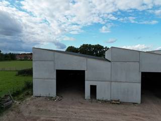 Nieuwe KMO-units te Roeselare, een modern en duurzaam bedrijventerrein bestaande uit 10 loodsen.<br /><br />In dit nieuwe KMO-park, *ARDOPOORT*, bieden wij een loods van 312 m² te koop aan, voorzien van een regenwaterput van 3000 liters. Er zijn ook 4 parkeerplaatsen te koop bij deze unit.<br /><br />Deze UNIT (nr. J) heeft een strategische ligging te Roeselare. Het bedrijventerrein is ideaal voor kleine en middelgrote ondernemingen die op zoek zijn naar een functionele, duurzame en goed bereikbare uitvalsbasis in West-Vlaanderen.<br /><br />Interesse? Neem contact met ons op voor meer info of een bezoek ter plaatse. De prijs is exclusief 21% BTW en exclusief kosten notaris, aansluitingskosten, ....