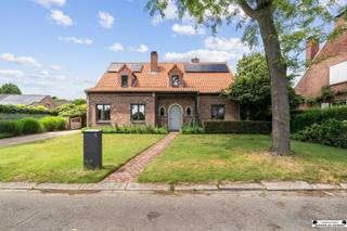 <p>Located in a quiet cul-de-sac in an absolute prime location in Rijkevorsel, you will find this characterful country home on a spacious plot of no less than 994 sqm.</p><p>The house breathes authenticity thanks to its beautiful country style, with authentic floors and exposed beams that provide a warm and cozy atmosphere.<br />The living space is equipped with a pellet stove with soapstone and has a beautiful view to garden. The kitchen is fully equipped with the following appliances: gas stove, oven (2016), microwave (2021), refrigerator (2013) and cooker hood (2024). Adjacent is the practical laundry room with the technical facilities.</p><p>In addition, the house has 5 full-size bedrooms, one of which is on the ground floor and can also be used as a practice room, office or hobby room. <br />The bedrooms have areas of about 15 sqm , 14 sqm, 11.5 sqm, 12 sqm and 27 sqm.</p><p>Outside you enjoy a landscaped terrace with awning, where it is lovely to stay during sunny days. The garage with automatic gate provides additional comfort and practical storage space.</p><p>Thanks to the presence of solar panels, new windows and screens, the house achieves a favorable EPC label B. This translates into an energy efficient home without renovation obligation.</p><p>Features:<br />- Renewed bathroom: 2024<br />- Renewed windows and doors: 2018<br />- Solar panels: 2023<br />- Rainwater well: 3000l (for outdoor tap)<br />- Carport<br />- Basement space</p><br />