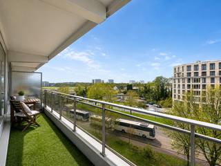 Lichtrijk appartement met terras te koop in Antwerpen<br /><br />Centraal en vlot bereikbaar in Antwerpen<br /><br />Ontdek dit sfeervolle appartement, ideaal gelegen in een dynamische buurt van Antwerpen. Deze wereldstad bruist van het leven en biedt een ongeëvenaarde stedelijke ervaring. Je vindt hier een perfecte mix van cultuur, gastronomie en entertainment. Met het stadscentrum op slechts 3,5 km en openbaar vervoer op 90 meter geniet je van uitstekende bereikbaarheid. De sporthal en Plantin Moretus liggen op slechts 200 meter, winkels op 300 meter en de oprit van de E19 op 600 meter. Antwerpen biedt een stimulerende omgeving met alle voorzieningen binnen handbereik.<br /><br />Comfortabel en energiezuinig wonen<br /><br />Dit goed onderhouden te koop aangeboden appartement, gebouwd in 1975, verkeert in goede staat en biedt modern wooncomfort. Met een bewoonbare oppervlakte van 91 m² is dit een efficiënt ingedeeld appartement. Het appartement te koop, gelegen op de vijfde verdieping, beschikt over 2 slaapkamers, 1 badkamer en 1 toilet. De keuken is functioneel ingedeeld met alle comfort. Centrale verwarming op stookolie is aanwezig. Het te koop aangeboden pand heeft een gunstig EPC-label B met een energiescore van 142. Buiten geniet je van een gezellig west georiënteerd terras van 9 m². Verder profiteer je van een praktische berging. Dit alles biedt een complete en zorgeloze woonervaring.<br /><br />Dit appartement wordt bemeubeld of onbemeubeld aangeboden.<br /><br /><br /><br />Indeling<br /><br />Met netto oppervlaktes<br /><br />GELIJKVLOERS<br /><br />inkomhal: 7 m²<br /><br />woonkamer: 17 m²<br /><br />eetkamer: 16 m²<br /><br />keuken: 8 m²<br /><br />slaapkamer 1: 13 m²<br /><br />slaapkamer 2: 17 m²<br /><br />badkamer: 6 m²<br /><br />berging: 1 m²<br /><br />BUITENZONE<br />terras: 9 m²<br /><br /><br />Troeven:<br /><br />Energiezuinig met EPC-label B (score 142)<br /><br />Ruim appartement met 91 m² bewoonbare oppervlakte en 2 slaapkamers<br /><br />Goed onderhouden (bouwjaar 1975) en in goede staat<br /><br />Zonnig west georiënteerd terras van 9 m²<br /><br />Centrale ligging in Antwerpen, nabij stadscentrum (3,5 km), treinstation (1,5 km)