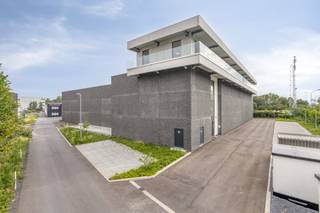 Bâtiment commercial avec une visibilité unique à louer à Deerlijk. Le bâtiment est situé dans une zone industrielle de classe I et comprend : >...