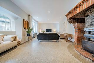 Karakteristiek huis – 227 m2 woonoppervlak + cabriolet bijgebouw – Cachet en uitzonderlijk potentieelAchter de gevel met tijdloze charme staat een...