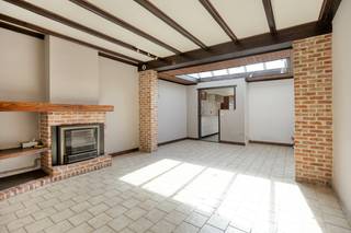Ben je op zoek naar een woning met een praktische indeling en aangename buitenruimte?<br />Dan is deze woning in de Galgenstraat te Kruibeke zeker een bezoek waard.<br /><br />Je komt de woning binnen via de inkomhal, die toegang geeft tot de leefruimte.<br />Aansluitend bevindt zich de keuken, met verder een badkamer.<br /><br />Op de eerste verdieping <strong>twee slaapkamers</strong>.<br />Daarnaast beschikt de woning ook nog over een zolder, ideaal als extra bergruimte of voor wie op termijn nog bijkomende mogelijkheden ziet.<br /><br />Buiten vind je een terras en tuin en nog een extra stockageruimte.<br />Een oprit en garage zorgen bovendien voor extra parkeergelegenheid en praktische bergruimte.<br /><br />Bron bewoonbare oppervlakte: EPC-certificaat.<br />Renovatieverplichting residentiële gebouwen van toepassing.<br />https://www.vlaanderen.be/een-huis-of-appartement-kopen/renovatieverplichting-voor-residentiele-gebouwen<br /><br />Een leuke woning op een gunstige ligging in Kruibeke.<br />Interesse? Bel ons op 03/775.78.79 voor een bezoek!<br />Ben je ook van plan jouw eigendom te verkopen? Maak een afspraak voor een gratis schatting, wij maken er samen een succesverhaal van.