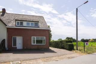 Deze half open woning op een perceel van maar liefst 12a58ca wordt verkocht.De woning beschikt over een prachtige tuin, alsook een zeer mooie...