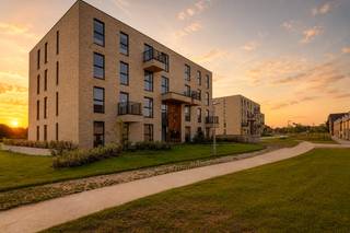 <p><strong>Welkom op het Klokbekererf in Oud-Turnhout, een kleinschalige en doodlopende woonomgeving waar rust, ruimte en comfort samenkomen. Hier woont u aan de rand van uitgestrekte velden, met een blijvend groen uitzicht en tegelijkertijd op slechts enkele minuten van het centrum van Oud-Turnhout en Turnhout. Vanop het terras kijkt u uit over het omliggende landschap. Aan de achterzijde strekt het uitzicht zich uit over de agrarische gebieden richting de skyline van Turnhout, terwijl u aan de voorzijde geniet van een groene bufferzone. Dankzij het ontbreken van doorgaand verkeer, de ondergrondse parkeervoorzieningen en de doordachte inplanting van de residentie geniet u hier elke dag van rust, privacy en optimale zonoriëntaties.</strong></p>
<p><span>Deze residentie omvat slechts 12 appartementen, wat zorgt voor een aangename en residentiële sfeer.<br />Dit hoek appartement op de 2e verdieping is 111,9m² groot + 15,9 m² terrassen en kent volgende indeling: Inkomhal met gastentoilet en vestiaire. 3 slaapkamers, waarvan 1 met een terras met daar de ochtendzon. De badkamer is voorzien van een raam en biedt plaats aan een ligbad, dubbele wastafel en inloopdouche. De leefruimte geniet langs 2 zijden van natuurlijk daglicht en is opgedeeld in een zithoek, eetkamer en volledig uitgeruste leefkeuken, met aansluitende berging / wasplaats. Een schuifraam geeft toegang tot het terras, met ideale west oriëntatie en schitterend uitzicht op de achterliggende velden. Ondergronds is er een ruime keuze uit staanplaatsen met berging of dubbele staanplaatsen, terwijl uw bezoekers vlakbij in deze verkaveling kunnen parkeren.</span></p>
<p><span>Ook binnen staat wooncomfort centraal. Het appartement is afgewerkt met een hedendaagse keuken, stijlvolle badkamer met ligbad én inloopdouche, binnendeuren, tegelvloeren van 60 x 60 cm en tijdloze laminaatvloeren. Bovendien voldoet het appartement aan de BEN-norm (Bijna Energie Neutraal) dankzij een individuele warmtepomp, een eigen zonnepaneleninstallatie van 2.000 Wp, vloerverwarming, ventilatie en doorgedreven isolatie. Dat resulteert niet alleen in een aangenaam binnenklimaat, maar ook in een lage energiefactuur en een woning die klaar is voor de toekomst. Bovendien geniet u gedurende de eerste vijf jaar van 50% korting op de onroerende voorheffing.</span></p>
<p><strong>De prijs van dit appartement bedraagt 321.139 EUR. Ondergrondse staanplaatsen met berging of dubbele staanplaatsen zijn beschikbaar vanaf € 27.000. Inclusief alle aankoopkosten (BTW, registratierechten, ereloon notaris, aktekosten, aansluiten nutsvoorzieningen) en 1 staanplaats met berging, geeft dit een investering van +/- 420.000 EUR. <br />Wij bezorgen u graag een gedetailleerde prijsberekening op maat.</strong></p>
<p><span>Ook als investering biedt het Klokbekererf sterke troeven. De combinatie van een centrale ligging, een beperkt aanbod aan kwalitatieve huurappartementen en een blijvende vraag vanuit zowel Belgische als Nederlandse huurders zorgt voor een aantrekkelijke huurmarkt met een hoge verhuurzekerheid. De Boer & Partners begeleidt u bovendien graag bij het vinden van een geschikte huurder en de volledige verhuurafhandeling.</span></p>
<p><strong>Deze appartementen zijn bijna klaar voor oplevering. Daarom nodigen wij u graag uit voor een bezoek ter plaatse aan deze appartementen en het modelappartement, zodat u zelf de ligging, het uitzicht en de afwerking kunt ervaren.</strong></p>