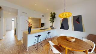 Situé au troisième étage, cet appartement offre une disposition lumineuse et efficace. Le séjour avec cuisine attenante constitue le cœur de l’appartement et donne accès à une agréable terrasse. L’appartement comprend également une chambre, une salle de bains, des toilettes séparées, un hall d’entrée ainsi qu’un débarras. L’agencement assure une répartition confortable entre les espaces de vie et l’espace nuit. Idéal pour ceux qui recherchent un appartement une chambre avec espace extérieur dans un emplacement central sur le Meir.