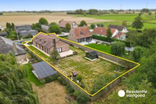 Deze alleenstaande bungalow is gelegen in het rustige Snaaskerke en staat op een mooi perceel van 1.093 m². De woning beschikt over een aangename zuidgerichte tuin, waardoor het hier heerlijk genieten is van de buitenruimte en de rust. Binnenin vinden we een ruime leefruimte met afzonderlijke zithoek en eethoek, een keuken met aansluitende bijkeuken en maar liefst drie slaapkamers. Daarnaast is er een bureau dat eveneens perfect dienst kan doen als extra slaapkamer, een badkamer met bad en dubbele lavabo en een afzonderlijk toilet. De ruime inpandige garage beschikt over twee sectionale poorten en biedt heel wat praktische mogelijkheden. Een bijkomende troef is de grote zolderverdieping, die momenteel voornamelijk dienstdoet als bergruimte maar nog heel wat mogelijkheden biedt. Een ruime bungalow met een aangename tuin en tal van mogelijkheden, ideaal voor wie rustig en comfortabel op één niveau wil wonen.<br /><br />KIJKDAG op zaterdag 3 oktober 2026 van 14u tot 16u, op afspraak.<br /><br />Neem voorsprong met een vrijblijvende en gratis schatting van uw eigendom via:<br />http://www.residentievastgoed.be/gratisonlineschatten<br /><br />EPC: 209 kWh/m² - UC:3821199 ~ Vg, Wg, Gvkr, Gvv, Gmo ~ Ref. MI24358