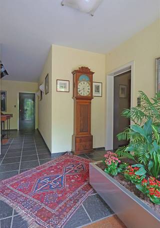 <p><span>In een van de meest exclusieve straten van Hasselt bevindt zich deze karaktervolle villa uit 1975, gelegen op een perceel van maar liefst ±24are42. De woning onderscheidt zich door haar moderne architectuur en uitzonderlijk potentieel. Ideaal voor wie op zoek is naar een stijlvolle renovatie op een toplocatie! </span></p><p><span> </span></p><p><span>Bij het betreden van de woning komt u terecht in een ruime inkomhal met vestiaire en gastentoilet. Aansluitend bevindt zich een afzonderlijke bureauruimte, ideaal voor thuiswerk of een vrij beroep. De leefruimte werd ontworpen met oog voor sfeer en omvat een zithoek, een gezellige zitkuil met houthaard, een eetplaats en een ruime leefkeuken. Verder biedt de lichtrijke tuinkamer een aangenaam contact met de tuin en het omliggende groen.</span></p><p><span> </span></p><p><span>Op het gelijkvloers bevinden zich daarnaast een praktische zij-ingang, een polyvalente ruimte die perfect kan dienen als hobbyruimte of koele berging, evenals twee inpandige garages waarvan één momenteel ingericht werd als wasplaats.</span></p><p><span> </span></p><p><span>De verdieping beschikt over een ruime, lichtrijke overloop die toegang geeft tot vier volwaardige slaapkamers, waarvan twee voorzien zijn van een wastafel. Twee slaapkamers hebben bovendien toegang tot een privéterras. De badkamer is uitgerust met een ligbad, douche, bidet en dubbele wastafel. Verder is er een apart toilet en een praktische linnenkast.</span></p><p><span> </span></p><p><span>Ook de kelderverdieping biedt bijzonder veel ruimte en functionaliteit met onder meer een wijnkelder, voorraadkelder, bergingen en technische ruimtes.</span></p><p><span> </span></p><p><span>De volwassen tuin met volgroeide bomen vormt een oase van rust en biedt een prachtig zicht. Privacy gegarandeerd! Verder is er een verwarmd zwembad op warmtepomp. </span></p><p><span> </span></p><p><span>Een unieke eigendom voor wie op zoek is naar ruimte, privacy en architecturale charme op een absolute toplocatie in Hasselt.</span></p><p><span> </span></p><p><span>Extra’s: volledig vergund, afzelia houten ramen met dubbele beglazing, zonnescreens, gescheiden riolering, kruipkelder, ...</span></p><p><span>Breedte perceel op bouwlijn: ±24m</span></p><p><span> </span></p>