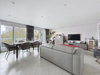 Dit centraal gelegen 2 slaapkamers appartement is volledig instapklaar en heeft een prachtig terras van 23 vierkante meter. Het appartement...