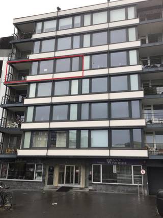 Ruim 3-slaapkamerappartement van 126 m² met 2 terrassen en autostaanplaats in centrum Genk

Dit appartement van 126 m² gelegen Weg naar As nr 9 in het centrum van Genk, ter hoogte van Shopping 1 en bevindt zich op de vierde verdieping van een residentie met zes verdiepingen.  
Het appartement is bijzonder geschikt voor kandidaat-huurders die rust en privacy belangrijk vinden en graag comfortabel wonen met alle voorzieningen van Genk binnen handbereik.

Het appartement beschikt over een ingerichte keuken, een apart toilet en badkamer met ligbad en bidet.
De drie slaapkamers bevinden zich rustig aan de achterzijde van het gebouw. Vanuit een  slaapkamer heeft u toegang tot het tweede terras.
Ondergronds beschikt het appartement over een kelderberging en een autostaanplaats, wat zorgt voor extra bergruimte en parkeergemak.

Woonoppervlakte: 126 m²
Slaapkamers: 3
Verdieping: 4e
Airco / videofoon
Beveiligde inkomdeur
Balkon: voorzijde met screen - balkon achterzijde met rolluiken
EPC: 134 kWh (m2/jaar) label B 
Autostaanplaats en berging : inbegrepen, gelegen in de ondergrondse verdieping
Beschikbaar vanaf: 1 oktober 2026

Huurprijs: € 950/maand
Gemeenschappelijke kosten: voorschot € 275/maand, inclusief verwarming en warm water

Inlichtingen:  0474 33 92 19

