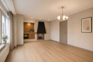 <br />Welkom in dit instapklare appartement op een toplocatie in het centrum van Sint-Truiden. Winkels, horecazaken en het openbaar vervoer bevinden zich op wandelafstand, ideaal voor wie van het stadsleven houdt.<br /><br />De lichtrijke leefruimte van 27 m² profiteert van grote raampartijen en ademt rust en ruimte. De ramen werden in 2019 vernieuwd met hoogrendement dubbel glas. Aansluitend bevindt zich een recent gerenoveerde keuken met inbouwkasten en alle nodige apparatuur.<br />De ruime slaapkamer geeft toegang tot een tweede kamer, momenteel ingericht als dressing maar even geschikt als thuiskantoor of logeerkamer.<br />De verwarming werkt op mazout, maar dankzij de aanwezige gasleiding is een overschakeling naar gas eenvoudig mogelijk. Warm water is reeds op gas voorzien. Verder beschikt het appartement over een kelderberging van 5 m² en een recent vernieuwde lift. De gemeenschappelijke kosten bedragen 500 à 1.000 euro per jaar.<br /><br />Met een huurprijs van 750 euro per maand en een brutorendement van 4,85% is dit appartement een aantrekkelijke investering. Het pand is momenteel verhuurd, waardoor u vanaf dag één van een onmiddellijk rendement geniet.<br /><br />Neem gerust contact op voor meer informatie of een bezoek ter plaatse.