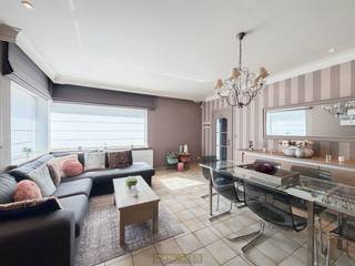 <br /><br />GEZELLIGE EN GOED ONDERHOUDEN HALFOPEN BEBOUWING, gelegen in een RUSTIGE DOODLOPENDE STRAAT te Zottegem. Deze woning combineert een INSTAPKLAAR KARAKTER met een PRAKTISCHE INDELING, waardoor ze de IDEALE THUISBASIS vormt voor GEZINNEN die COMFORTABEL en RUSTIG willen wonen. Dankzij de aanwezigheid van 12 ZONNEPANELEN en HR-BEGLAZING geniet u van een DUURZAME en ENERGIEZUINIGERE WOONERVARING.<br />De indeling gaat als volgt: via de inkomhal heeft u toegang tot de ruime woonkamer met open ingerichte keuken. Aansluitend bevinden zich een ingerichte badkamer, een gastentoilet en een gelijkvloerse slaapkamer. Verder beschikt de woning op het gelijkvloers over een ruime veranda, een praktische wasplaats en een berging, wat zorgt voor extra comfort en opbergruimte.<br />Op de 1ste verdieping geeft de nachthal toegang tot 2 bijkomende slaapkamers en een zolderruimte met extra mogelijkheden voor hobby, opslag of uitbreiding.<br />Buitenshuis geniet u van een gezellige tuin, een oprit en een inpandige garage.<br /><br />Adres: Ketelbos 7 te Zottegem<br /><br />EPC: 350 kWh/m², G-score en P-score A, Geen renovatieverplichting van toepassing, Bestuursmaatregelen in het maatregelenregister: Neen