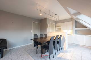 In het midden van de winkelstraat van Nieuwpoort-Bad bevindt zich dit ruime en lichtrijke appartement met een uitstekende ligging nabij het strand,...