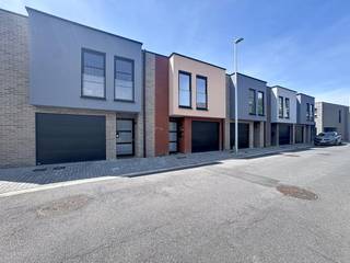 Deze prachtige nieuwbouwwoning te Bredene is voorzien van alle modern comfort, maximale energiezuinigheid en een ruimtelijk gevoel. De woning...