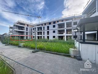 <u><strong>Luxueuze doorzonappartementen gelegen aan de jachthaven te Bocholt</strong></u><br />Project 'De Schoener' bevat 28 splinternieuwe, duurzame en luxueuze doorzonappartementen<br /><br /><u><strong>Exclusief wonen aan de jachthaven van Bocholt</strong></u><br />Project De Schoener omvat 28 splinternieuwe, duurzame en luxueuze doorzonappartementen op een uitzonderlijke locatie aan het kanaal en de jachthaven van Bocholt. Hier woont u in alle rust, omringd door water en groen, terwijl gezellige horeca, winkels en recreatiemogelijkheden zich op wandelafstand bevinden.<br /><br />Deze unieke ligging combineert natuur en comfort moeiteloos. Met een Finse piste, uitgestrekte fiets- en wandelroutes in de directe omgeving is dit een paradijs voor natuurliefhebbers en actieve levensgenieters.<br /><br /><strong><u>Doordachte architectuur met maximale lichtinval</u></strong><br />De appartementen van De Schoener zijn ontworpen om te imponeren. De doorzonindeling in combinatie met grote raampartijen zorgt voor een overvloed aan natuurlijk licht gedurende de hele dag.<br /><br />De ruime, zonovergoten terrassen aan beide zijden van het appartement creëren een unieke woonbeleving en laten u optimaal genieten van het buitenleven — van ochtendkoffie tot avondzon.<br /><br />Binnen geniet u van een hoogwaardige afwerking met zorgvuldig geselecteerde premium materialen die elke ruimte een tijdloze, luxueuze uitstraling geven.<br /><br /><strong><u>Duurzaam én toekomstgericht wonen</u></strong><br />De Schoener staat voor energiezuinig wonen zonder compromis op comfort.<br />BEN-woningen die de geldende energienormen overtreffen<br />Individuele bodem- en water/water-warmtepompen<br />Aangesloten op een gemeenschappelijk Boorgat Energie Opslagsysteem<br />Vloerverwarming in het volledige appartement<br />Ventilatiesysteem D<br />Passieve koeling in de zomer<br />Dit innovatieve energieconcept garandeert aangename warmte in de winter, natuurlijke verkoeling in de zomer én aanzienlijk lagere energiekosten. Een slimme investering voor vandaag én morgen.<br /><br /><u><strong>Pluspunten van het project</strong></u><br />✔ Instapklaar opgeleverd (volgens lastenboek)<br />✔ Duurzaam en luxueus woonconcept<br />✔ Doorzonappartementen met ruime, zonovergoten terrassen<br />✔ Energiezuinige appartementen conform de BEN-norm<br />✔ Parking en private berging inbegrepen in de vraagprijs<br />✔ Voorziene oplevering: zomer 2027<br /><br /><u><strong>Kwaliteit tot in de details</strong></u><br />Voor de afwerking wordt samengewerkt met gerenommeerde vakmensen:<br />Keuken: Sleurs &amp; Vangompel – Bocholt<br />Badkamer: Peeters &amp; Zonen – Bree<br />Vloeren: 4D Tegels – Maasmechelen<br />Binnendeuren en laminaat: Gebroeders Verduyckt – Bocholt<br />Lastenboek en prijslijst zijn beschikbaar op aanvraag.<br /><br />PRIJSBEREKENING:
<ul>
	<li>grondwaarde: € 60.000</li>
	<li>constructiewaarde: € 258.850</li>
	<li>12% registratierechten op de grondwaarde: € 7.200</li>
	<li>21% btw op de constructiewaarde: € 54.359</li>
	<li>totale prijs exclusief notariskosten: € 380.409</li>
</ul>
<br /><u><strong>Financiering</strong></u><br />Voor vastgoed gelegen in België zijn Belgische hypotheken van toepassing. Wij adviseren kandidaat-kopers om tijdig hun financieringsmogelijkheden te bespreken. Een goed voorbereid financieel dossier versterkt uw positie aanzienlijk.<br /><br />Wonen waar water, luxe en rust samenkomen<br />Droomt u van wonen aan het water in alle comfort, met een duurzame toekomstvisie en hoogwaardige afwerking?<br />Neem vandaag nog contact met ons op voor vrijblijvende informatie of een persoonlijke afspraak.<br /><br />✉️ elke@immosign-plus.be<br />📞 +32 89 87 03 67<br /><br /><em>De Schoener — een investering in levenskwaliteit.</em>