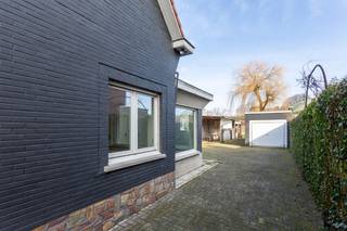 U betreedt de woning in de hal met toegang tot keuken en woonkamer. In de woonkamer is een houthaard. Achter is een grote uitbouw nu als veranda in gebruik. Hier is een toilet en een berging. Boven zijn twee ruime en een kleine slaapkamer. De badkamer is met bad en lavabo (te renoveren). Onder de trap heeft u toegang tot de kelder. Er is een gesloten bijgebouw/garage. Het huis heeft een ruime poort aan de zijkant zodat u alle privacy heeft.<br />Een fijne tuin met zicht op de weilanden, waar aanpalend een natuurgebied is. <br />De woning heeft opfrissing nodig en is zeker daarna een pareltje!<br />Het is een TOP locatie in een fijne buurt, vlakbij scholen, winkels, openbaar vervoer en autostrade.  <br />Elektrische keuring conform. EPC  D 336 kWh/(m2 jaar) Asbestattest beschikbaar. <br />Voor meer info bel Chantal 0468/156151 of stuur een e-mail naar info@domus-immobilien.be. <br /><br /> 