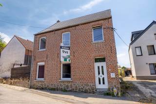 <p>Op een uitstekende en rustige locatie in Bertem vind je deze te renoveren woning, gelegen in een zeer rustige eenrichtingsstraat en toch centraal dichtbij alle voorzieningen. De woning ligt op korte afstand van de op- en afrit van de autostrade, IMEC, UZ Gasthuisberg, supermarkten, scholen en een bushalte.</p>
<p>Een deel van de woning doet momenteel dienst als kapsalon, maar staat officieel gekend als woonhuis. Dit biedt heel wat mogelijkheden om hier opnieuw een gezellige woning van te maken.</p>
<p>Een groot pluspunt is dat het dak recent volledig werd vernieuwd, waardoor een zware investering al achter de rug is. Bovendien biedt de zolderruimte interessante uitbreidingsmogelijkheden voor extra slaapkamers en een badkamer.</p>
<p>De grootste troef van deze woning is zonder twijfel de zuidwest georiënteerde tuin met een prachtig zicht op de Sint-Pieterskerk van Bertem. Hier geniet je volop van rust, zon en groen.</p>
<p>Deze woning is ideaal voor wie rustig maar toch centraal wil wonen en zin heeft om er zijn of haar eigen thuis van te maken.<br /><br />Meer informatie?<br />Bel Lotte op 0474 38 63 93 of mail naar lotte@immogve.be </p>