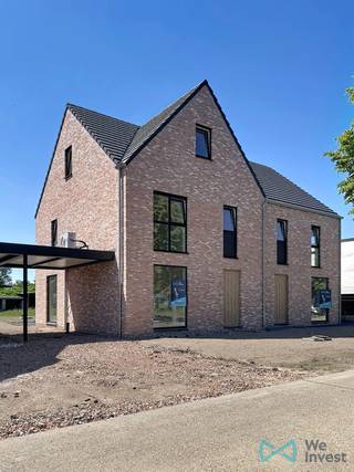4 half vrijstaande nieuwbouwwoningen in een rustige woonwijk: Deze 2de woning van rechts biedt 4 slaapkamers, carport en tuin. Volledig afgewerkt met zonnepanelen, toestellen en sanitair..Ook kan u besparen in de kostprijs als u de woning zelf afwerkt. Verder is deze woning gelegen in een rustige woonwijk nabij het centrum van Balen,scholen,openbaar vervoer (incl.treinstation).
Neemt u graag een kijkje of bent u benieuwd naar meer? Bel Yannick Martinet 011/76 76 76. Overheidsdocumenten in aanvraag.
