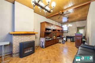 <p><span>In een </span><span>rustige en kindvriendelijke straat in Hoboken</span><span> bevindt zich deze te renoveren woning met </span><span>140 m² bewoonbare oppervlakte</span><span>. Een ideale opportuniteit voor wie op zoek is naar een ruime woning die volledig naar eigen smaak kan worden gebracht.</span></p><p><span> </span></p><p><span>De woning beschikt over:</span></p><p><span> </span></p><ul><li><span>3 volwaardige slaapkamers</span></li><li><span>Praktische indeling</span></li><li><span>EPC: E – 494 kWh/m² (renovatieverplichting van toepassing)</span></li><li><span>Een leuke ligging nabij winkels, scholen, openbaar vervoer en diverse invalswegen</span></li></ul><p><span> </span></p><p><span>Deze woning biedt enorm veel potentieel voor wie bereid is erin te investeren. Perfect voor starters, gezinnen of renovatieprojecten.</span></p><p><span> </span></p><p><span>Voor meer informatie kan u terecht bij Area Partners. </span><span>Info@area.be </span><span>of </span><span>03/284.60.60.</span><span> </span></p><p><span> </span></p>