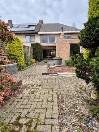 Grote hoekwoning te koop in de Bosmolens te Izegem met 3 slaapkamers, ruime tuin en een zolder met veel mogelijkheden.Deze ruime hoekwoning is...