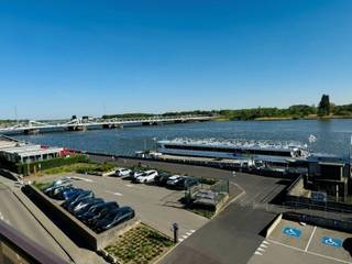 Dit gezellig appartement, gelegen op de 4e verdieping, beschikt over een inkomhal, een mooie en lichtrijke woonkamer met zicht op de Schelde,...