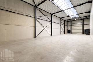 KMO-unit van 280 m² te huur, de unit maakt deel uit van het "Stuckens Business Park" en is strategisch gelegen in Buggenhout, aan de rand van het Buggenhoutbos, op de grens tussen Vlaams-Brabant en Oost-Vlaanderen, met vlotte verbindingen naar de N47 richting E17, A12, en op 20 minuten naar zowel de Brusselse Ring (R0) als de E40.<br /><br />De casco loods heeft een vrije hoogte van 6 m en is opgebouwd uit een beton/staalstructuur en een geïsoleerd dak. Elk magazijn is toegankelijk via een automatische sectionale poort (4,5 m B  x 4,5 m H) en aparte toegangsdeur met/zonder raampartij. Daarnaast is de unit voorzien van een lichtstraat met rookluik (brandklasse C), LED-verlichting, aansluitingen voor water, elektriciteit (63A 3x400V), internet en afvoer en sanitaire voorziening.<br /><br />Ruime parkeerplaatsen op de site.<br />Oplevering is voorzien vanaf <strong>Q4 2025.</strong><br /><br />Contacteer <strong>PANORAMA B2B </strong>voor bijkomende inlichtingen of een vrijblijvend plaatsbezoek<strong> 0477 07 30 30.</strong>