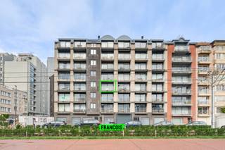 Dit gezellig appartement is gelegen in het hartje van Blankenberge op wandelafstand van het centrum, verschillende handelszaken, de zee, het openbaar vervoer en scholen.<br /><br />U komt het appartement binnen via de inkomhal die u toegang geeft tot de ruime, lichtrijke woonkamer. De woonkamer staat in verbinding met de geriefelijke keuken. naast de keuken vind men ook nog een handige berging. Verder vindt u nog 2 slaapkamers, Bovendien is er nog een badkamer aanwezig met een bad met douchemogelijkheden en een dubbele wastafel en een apart toilet aanwezig. Ook is het zalig vertoeven op het zongerichte terras aanpalend aan het appartement. Het appartement wordt gemeubeld verhuurd,.<br /><br />Deze topper wordt verwarmd via centrale verwarming op aardgas en is voorzien van dubbele beglazing.<br /><br />Aarzel niet langer en leg onmiddellijk uw bezoek vast!<br /><br />Beschikbaar 1/07/2026<br /><br />gemeenschappelijke lasten: 25,- euro /maand<br /><br />