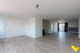 Recent gerenoveerd appartement in Geel centrum!<br /><br />Dit dakappartement is gelegen op een steenworp van winkels, openbaar vervoer en de markt van Geel. In 2023 werd er een totaalrenovatie gedaan waardoor dit een instapklaar verhaal is.<br /><br />Via de lift bereiken we de 3e verdieping en de inkomhal. Van hieruit kom je tot de zeer ruime leefruimte met veel lichtinval en de nieuwe keuken dewelke is voorzien van alle moderne en hedendaagse toestellen. Er is een berging waar de cv ketel op gas werd geplaatst, alsook de aansluiting voor wasmachine en droogkast.<br /><br />Momenteel is er 1 ruime slaapkamer aanwezig. Echter kan je zeer makkelijk een 2e slaapkamer voorzien indien gewenst. Verder is er nog een apart toilet aanwezig en de nieuwe badkamer met lavabomeubel en inloopdouche.<br /><br />Achteraan is er een terras aanwezig. Parkeergelegenheid is in de nabije omgeving altijd voorzien.<br /><br />Troeven:<br />- topligging centrum Geel<br />- recent gerenoveerd en instapklaar<br />- prima starters- of investeringsappartement<br /><br />Voor meer info of een bezoek kan u ons contacteren via info@immovl.be of 014 58 02 08.