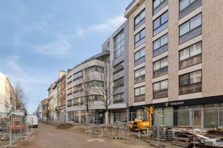 <p><span>Vertoeven op de nieuw aangelegde Lange Lozanastraat? Dat kan!</span></p><p><span>Dit op te frissen </span><span>1-slaapkamerappartement</span><span> is ideaal voor de </span><span>snelle beslissers</span><span> of handige investeerders. Gelegen op een uitstekende locatie, in de recent vernieuwde Lange Lozanastraat, combineert dit pand rust met een vlotte bereikbaarheid.</span></p><p><span>Het appartement is ondergebracht in een </span><span>kleinschalig en goed onderhouden gebouw (1994)</span><span> en beschikt over een </span><span>oostgericht terras</span><span>, perfect om s ochtends te genieten van de zon.</span></p><p><span>Indeling:</span></p><ul><li><span>Lichtrijke leefruimte</span></li><li><span>Open of aparte keuken (te renoveren naar eigen smaak)</span></li><li><span>1 volwaardige slaapkamer</span></li><li><span>Badkamer</span></li><li><span>Oostgericht terras</span></li></ul><p><span>Dit appartement biedt een </span><span>uitstekende basis om volledig naar eigen wens te renoveren</span><span>, zowel voor eigen bewoning als investering.</span></p><p><span>Troeven:</span></p><ul><li><span>Topligging op de vernieuwde Lange Lozanastraat</span></li><li><span>Oostgericht terras</span></li><li><span>Kleinschalig gebouw</span></li><li><span>Renovatieproject met veel potentieel</span></li></ul><p><span>Mis deze kans niet en plan snel uw bezoek!</span></p>