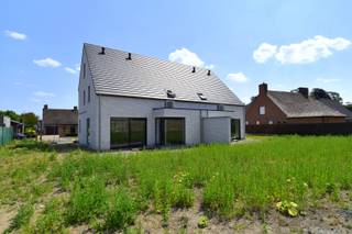 Op wandelafstand van “Domein Ter Borcht” alsook het centrum van Meulebeke worden deze 2 ruime en tijdloze nieuwbouwwoningen gerealiseerd. <br />Dankzij hun energiezuinige karakter voldoen ze aan de nieuwste woonstandaarden en bieden ze uitzonderlijk veel comfort voor hun bewoners.<br /><br />De rechter woning bevindt zich op een perceel van 671m² en heeft als extra troef een eigen doorgang/oprit achteraan vanuit de Veldstraat.<br />Sfeervideo: https://youtube.com/shorts/FvVsz5NY7Xs?feature=share<br /><br />Indeling als volgt:<br />Beide woningen zijn voorzien van een inkomhal met apart gastentoilet, een ruime en zeer lichtrijke woon- en eetkamer met een open keuken die verder wordt afgewerkt met kwaliteitsvolle materialen, een berging, nachthal, 3 volwaardige slaapkamers, een badkamer (voorzien van bad, douche en dubbele wastafel) en een afzonderlijk toilet.<br />Ruime zolder met extra mogelijkheden (extra kamers, hobbyruimte, mancave,...) .<br /><br />Noordwest geörienteerd perceel met een mooi stukje tuin waar het heerlijk genieten wordt!<br /><br />De bouwwerken vorderen snel en momenteel zijn de woningen wind -en waterdicht. Nu zitten men men volop in afwerkingsfase.<br />Hoogwaardige materialen in combinatie met de nieuwste technieken.<br /><br />Lucht/water warmtepomp, ventilatiesysteem D, ...<br />Oplevering voorzien begin 2025.<br /><br />Onze ref. DEV4281