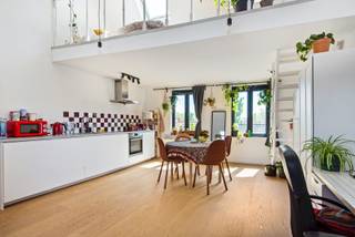 <p><span>Deze frisse studio in de Pioenstraat is er eentje die meteen als thuis aanvoelt.</span><span><br /></span><span>Gelegen in een kleinschalig gebouw dat in 2020 volledig werd gerenoveerd <span>(alles gestript, alles 100% vernieuwd!) kreeg.</span>, zit je hier helemaal goed: instapklaar, verzorgd en zonder zorgen. En dat in een buurt waar je alles bij de hand hebt: Het Villegaspark om de hoek, Berchem station vlakbij en rondom een overvloed aan leuke zaken en gezellige adresjes die het net iets te makkelijk maken om nog “ééntje” te blijven hangen…</span></p>
<p><span>Je komt binnen in een inkomhal, waar enkele trapjes je naar de badkamer leiden. Die is praktisch ingericht met douche, toilet, lavabo en aansluiting voor wasmachine en droogkast.</span><span><br /></span><span>Nog een paar treden hoger en je komt in de leefruimte: het hart van de studio.</span><span><br /></span><span> Open, licht en verrassend ruim. De keuken vormt hier het centrale punt, met vooraan een gezellige zithoek.</span><span><br /></span><span>Slapen doe je op de mezzanine, die een speelse twist geeft aan het geheel.</span></p>
<p><span>En ook het technische plaatje klopt hier: een gunstig EPC, conforme elektriciteit en asbestveilig.</span><span><br /></span><span>Ook is er een kelderberging aanwezig die je uit de nood helpt om extra spulletjes op te bergen.</span></p>
<p><span>Je geniet hier van een bewoonbare opp. van 53 m², lage kosten (geen syndicus!) en een huidige verhuur. Het is dus niet alleen een fijne eerste woonst, maar ook een slimme investering.</span><span><br /></span><span><br /></span><span>Klein in oppervlakte, groot in charme.</span><span><br /></span><span>En eerlijk… meer heb je soms echt niet nodig 😉</span></p>
<p><b>Troeven op een rijtje:</b><b><br /></b><b><br /></b><span>- Studio met mezzanine (53m2)</span><span><br /></span><span>- Gerenoveerd, kleinschalig gebouw (2020)</span><span><br /></span><span>- EPC B</span><span><br /></span><span>- AREI conform</span><span><br /></span><span>- Kelder</span><span><br /></span><span>- Leuke ligging in Oud-Berchem</span><span><br /></span>- Ideaal als starter of investering</p>