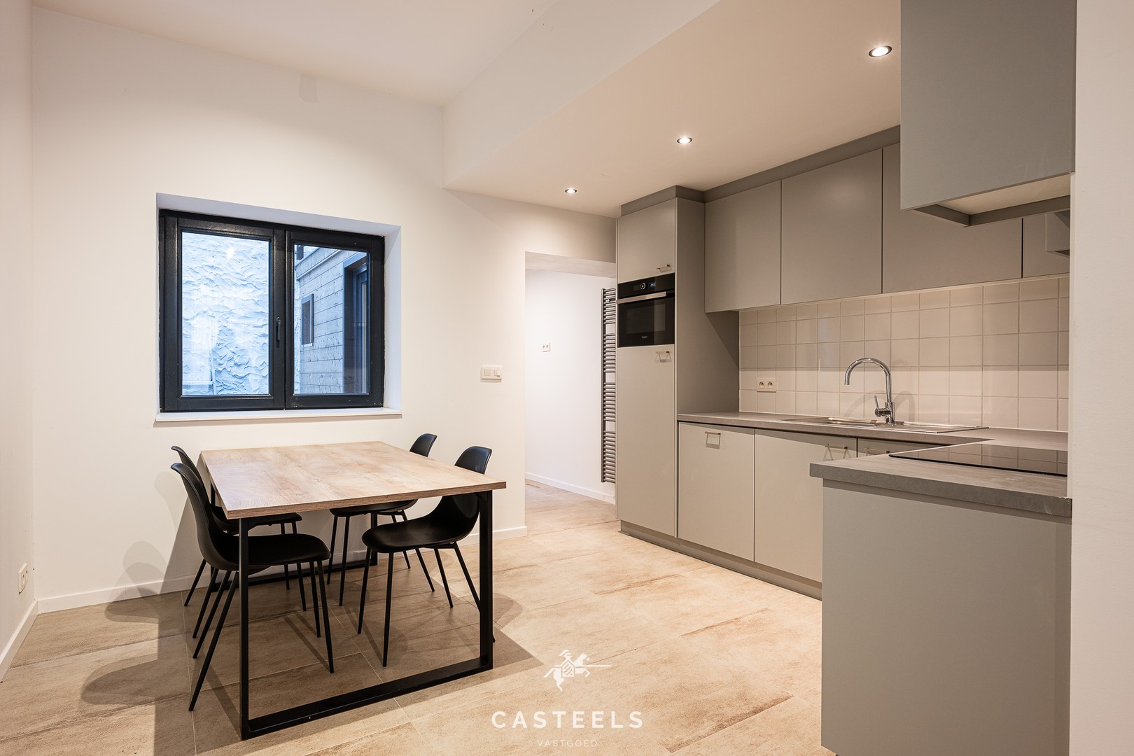 Recent gerenoveerde woning met 5 slpk, koer en terras te Gent - foto 4