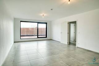 Centraal gelegen energiezuinig appartement in het centrum van Munkzwalm gelegen nabij het station. Dit appartement maakt deel uit van een kleinschalig appartementsgebouw met slechts 3 entiteiten en is uitgerust met een lift. <br /><br />Het appartement heeft een bewoonbare oppervlakte van 100m² en is uitgerust met kwalitatieve materialen. <br /><br />Deze omvat inkomhal met bezoekerstoilet, leefruimte met open ingerichte keuken met aansluitend zonrijk terras en balkon vooraan, ruime berging, ingerichte badkamer met regendouche en dubbel lavabomeubel en 2 slaapkamers. <br /><br />In de prijs inbegrepen: autostaanplaats en afzonderlijke privatieve berging voor fietsen & afval. Het appartement is uitgerust met zonnepanelen.<br /><br />Kortom meer dan een bezoekje waard! <br /><br />Bijkomende provisie van 50€/maand voor syndic (vaste kost). Beschikbaar vanaf 01/09/2026 (kan besproken worden) en zéér energiezuinig.<br /><br />Voor meer informatie of een bezoek mail Stefanie@vastgoedbrowaeys.be!<br /><br />