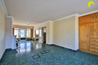 <p><span>In een bruisende woonbuurt te Berchem bieden wij u deze te renoveren gezinswoning (120m²) aan met een inpandige garage.</span></p><p><span>De woning werd in 1954 gebouwd en vraagt op heden enige renovatie. De woning beschikt niet over een tuin.</span></p><p><span>In de directe nabijheid van de woning vinden we winkels, scholen, verbindingswegen, station Berchem, openbaar vervoer enzovoort. </span></p><p><span><br />De woning zelf beschikt deels over dubbele beglazing, deels over enkele beglazing met aluminium schrijnwerk. De centrale verwarming verloopt op gas. De elektriciteit is niet conform de voorschriften van het AREI en dient dus vernieuwd te worden.<br /> Na controle werd de woning gecategoriseerd als 'niet-asbestveilig'.</span></p><p><span> </span></p><p><span>Indeling:</span></p><p><span> </span></p><p><span>We betreden de woning in de centrale inkomhal. </span></p><p><span>Aan de linkerzijde vinden we de inpandige garage. We lopen verder door en bereiken de slaapkamer. Via de slaapkamer is er ook toegang tot de droge kelder.</span></p><p><span>Achteraan vinden we een overdekte koer. Tevens is er vanuit de inkomhal toegang tot de ingerichte badkamer met ligbad, lavabo en toilet.</span></p><p><span> </span></p><p><span>Op de eerste verdieping vinden we een ruime en lichte leefruimte, een te renoveren keuken en een overdekt terras.</span></p><p><span> </span></p><p><span>Graag som ik voor u nog even de troeven op van deze woning met veel potentieel:</span></p><p><span> </span></p><ul><li><span>Leuke locatie: levendige woonbuurt, in directe nabijheid van winkels, scholen, openbaar vervoer, ...</span></li><li><span>Inpandige garage</span></li><li><span>Ruime en lichte leefruimte</span></li><li><span>Centrale verwarming op gas </span></li></ul><p><span> </span></p><p><span>EPC: 582 kWh/m²/ jaar (F-label) (Renovatieverplichting van toepassing)</span></p><p><span>P-score (perceelscore): C</span></p><p><span>G-score (gebouwscore): </span><span>C</span></p><p><span> </span></p><p><span>Voor een bezoek ter plaatse kan u ons contacteren op het nummer 03 449 42 41 of mail ons via hallo@habicom.be.</span></p><p><span>Benieuwd naar de waarde van jouw woning? Check het gratis op <span>www.watismijnhuiswaard.be</span></span><span> </span></p><p><span> </span></p>