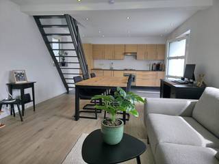 Goed gelegen woning in de buurt van het centrum van Liedekerke. Op goede bereikbaarheid van grote wegen en tal van winkels.
Indeling van de gelijkvloers: Ruime woon- en eetkamer, ingerichte keuken, ruime garage met automatische poort en apart toilet. Toegang tot gezellige tuin met tuinhuis, ideaal voor een barbecue en moestuin.
Indeling van eerste verdieping: Overloop, 2 ruime slaapkamers en recent (2025) volledig vernieuwde badkamer met o.a. inloopdouche en toilet.
Voor meer informatie of een plaatsbezoek kan je terecht op het GSM-nummer 0474/06.24.97 of e-mail: kawaterstraat23@gmail.com.